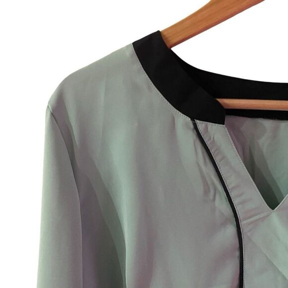 NWOT Blouse XXL green black button long sleeve V-Neck - Picture 3 of 5